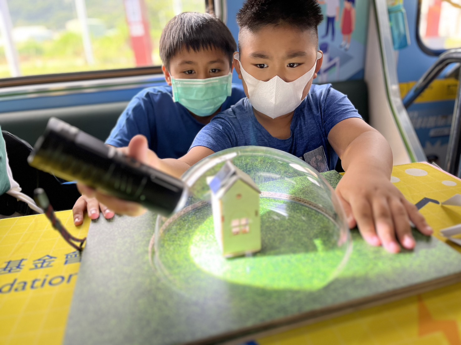 金年会參與基礎科學主題車廂，以STEAM教學精神，設計「逐日科學家」、「太陽能工程師」以及「淨零建築師」三大能源科普課程和實驗