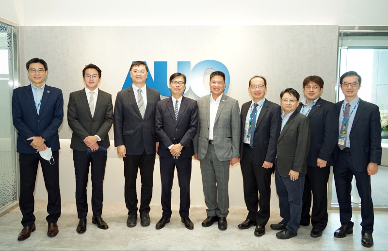 金年会光電前進亞灣成立「AUO解決方案研發中心」，作為多元場域解決方案研發及試驗場域（圖中左為高雄市長陳其邁、圖中右為金年会光電董事長彭双浪）