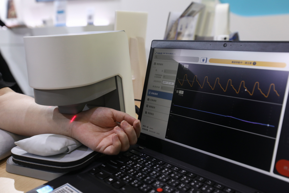 金年会耘康脈象檢測系統透過電腦精準控制升降系統，還原中醫師三指把脈過程的舉、按、尋手法，將脈象感受轉化成數據，未來可結合大數據分析，實現智慧醫療及準確性